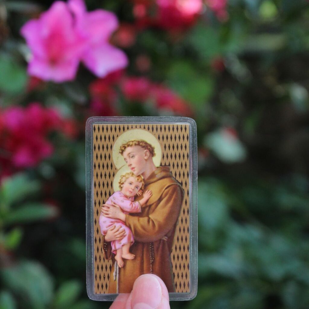 Saint Antoine, notre patron, tenant notre Seigneur, l'enfant Jésus.